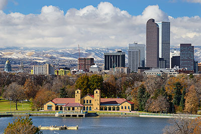 USA, Colorado, Denver und Umgebung, Blick von der Terrasse des Denver Museum of Nature and Science in Richtung Downtown und Rocky Mountains