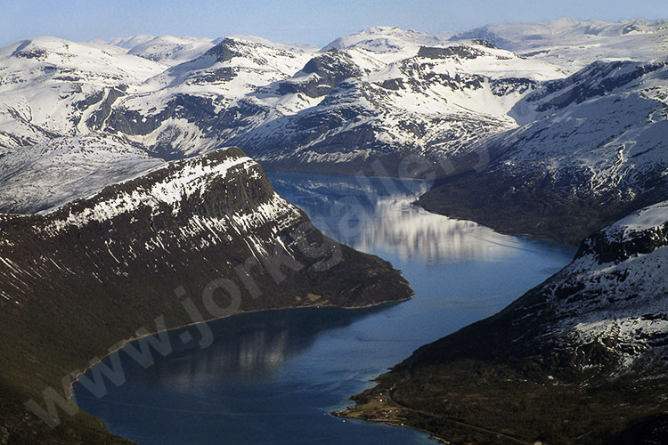 Norwegen, Nordland, Nordland, Norwegische Berglandschaft beim Landeanflug zum Flughafen Harstad/Narvik