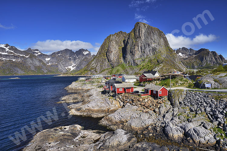 Norwegen, Nordland, Lofoten, Blick von der Hamnoy Brücke zum Eliassen Rorbuer Resort