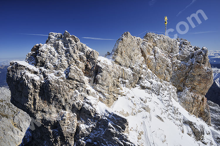 Deutschland, Bayern, Bayerische Alpen,Zugspitzregion, Gipfelkreuz (2962 m) der Zugspitze