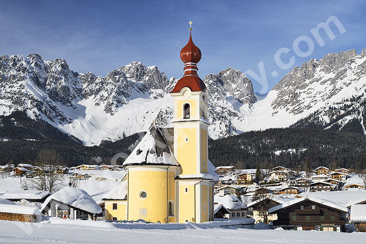 Österreich, Tirol, Österreichische Alpen,Kaisergebirge, Blick zur Kirche Heiliges Kreuz mit dem Kaisergebirge im Hintergrund
