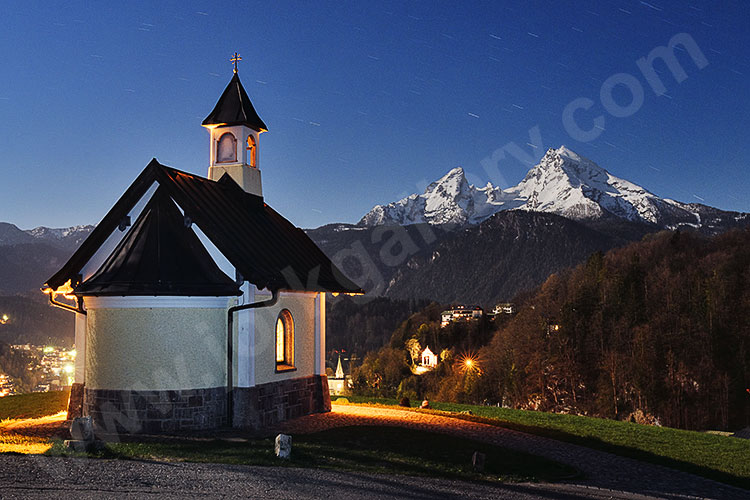 Deutschland, Bayern, Bayerische Alpen,Berchtesgadener Land, Kapelle zur Blauen Stunde mit Blick zum Watzmann