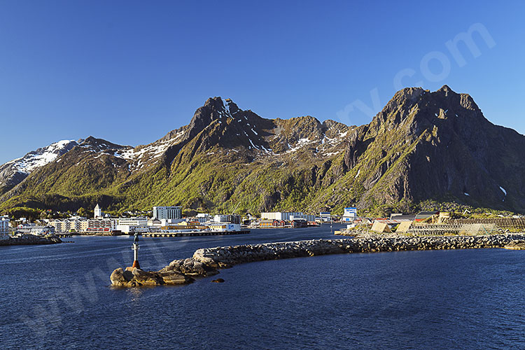 Norwegen, Nordland, Lofoten, Hafeneinfahrt mit Blick zur Statue Fiskerkona und dem Jomfrutindan (621 m) im Hintergrund
