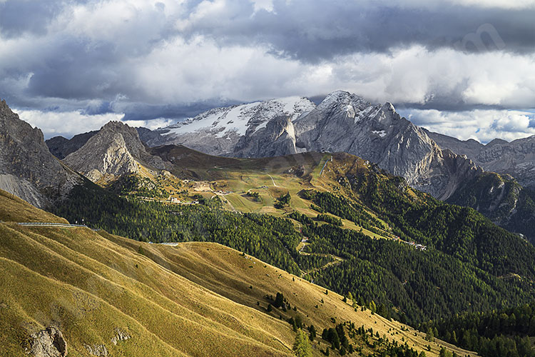 Italien, Trentino-Südtirol, Dolomiten,Grödner Tal, Am Sellajoch mit Blick zur Marmolata (3343 m)