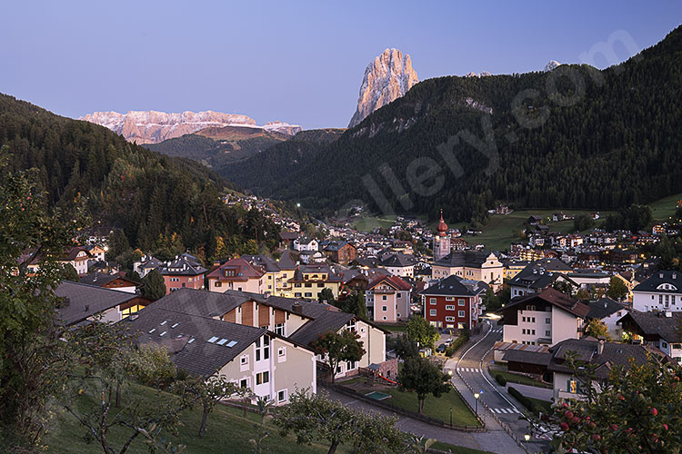 Italien, Trentino-Südtirol, Dolomiten,Grödner Tal, St. Ulrich und der Langkofel zur blauen Stunde