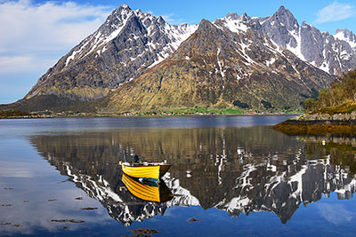 Norwegen, Nordland, Lofoten, Wasserspiegelung am Austnesfjorden