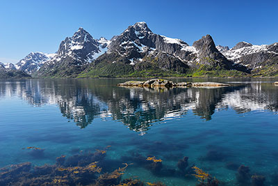 Norwegen, Nordland, Lofoten, Wasserspiegelung des Trolltindan (987 m) im Raftsundet