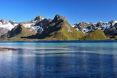 Norwegen, Nordland, Lofoten, Wasserspiegelung am Grunnforfjorden mit der Bergkette des Breidtinden (818 m) im Hintergrund