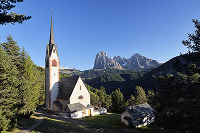 Italien, Trentino-Südtirol, Dolomiten,Grödner Tal, St. Jakob Kirche mit Langkofel im Hintergrund