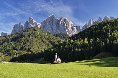 Italien, Trentino-Südtirol, Dolomiten,Villnößtal, Kirche St. Johann in Ranui mit den Geislerspitzen im Hintergrund
