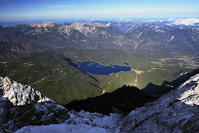Deutschland, Bayern, Bayerische Alpen,Zugspitzregion, Blick zum Eibsee von der Aussichtsplattform der bayerischen Zugspitzbergbahn