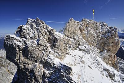 Deutschland, Bayern, Bayerische Alpen,Zugspitzregion, Gipfelkreuz (2962 m) der Zugspitze