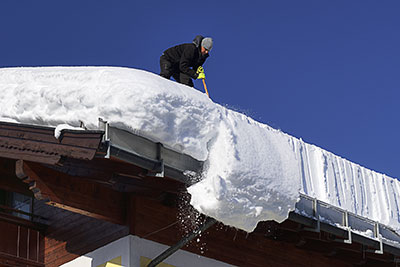 Österreich, Tirol, Österreichische Alpen,Kaisergebirge, Bedrohliche Schneemassen auf den Dächern der Gebäude