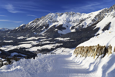 Österreich, Tirol, Österreichische Alpen,Kaisergebirge, Winterlandschaft am Hausberg mit Blick zum Kaisergebirge