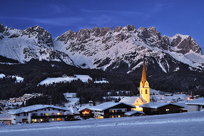 Österreich, Tirol, Österreichische Alpen,Kaisergebirge, Blaue Stunde mit Blick vom Kirchbichl zur Kirche Erzengel Michael und zum Kaisergebirge