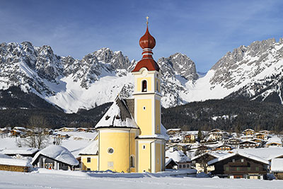 Österreich, Tirol, Österreichische Alpen,Kaisergebirge, Blick zur Kirche Heiliges Kreuz mit dem Kaisergebirge im Hintergrund