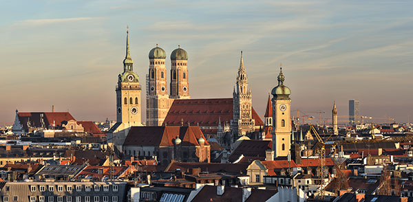 Deutschland, Bayern, München und Umgebung, Die Türme der Frauenkirche und der Peterskirche zum Sonnenaufgang