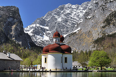 Deutschland, Bayern, Bayerische Alpen,Berchtesgadener Land, Blick zur Kirche St. Bartholomä und dem Watzmann Bergmassiv