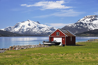 Norwegen, Nordland, Hinnoya, Am Ufer des Tjeldsundet mit Ausblick zum Strandtinden (1076 m)