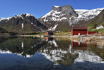 Norwegen, Nordland, Hinnoya, Wasserspiegelung am Tjeldsundet