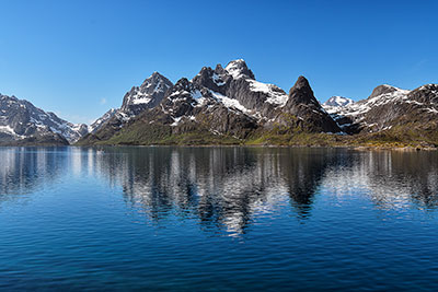 Norwegen, Nordland, Lofoten, Wasserspiegelung des Trolltindan (987 m) im Raftsundet