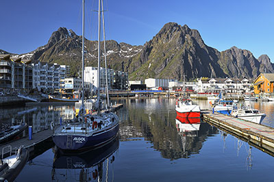 Norwegen, Nordland, Lofoten, Am Hafen mit den Ausläufern des Jomfrutindan (621 m) im Hintergrund