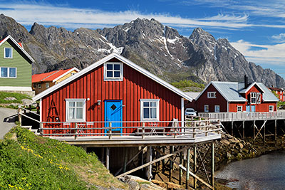 Norwegen, Nordland, Lofoten, Stilvolle Häuser am Hafen