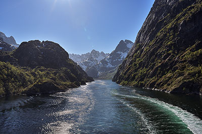 Norwegen, Nordland, Lofoten, Ausfahrt aus dem Trollfjord mit dem Hurtigrutenschiff Midnatsol