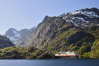 Norwegen, Nordland, Lofoten, Wendemanöver mit dem Hurtigrutenschiff Midnatsol um die Insel Ulvoya am Trollfjord