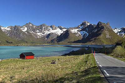 Norwegen, Nordland, Lofoten, Am Grunnforfjorden mit der Bergkette des Breidtinden (818 m) im Hintergrund