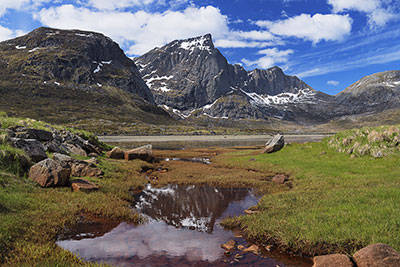 Norwegen, Nordland, Lofoten, Wasserspiegelung bei Kilan am Flakstadpollen mit Stortinden (866 m) im Hintergrund