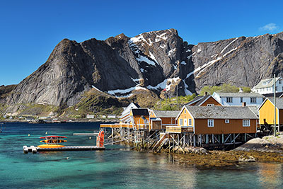 Norwegen, Nordland, Lofoten, Blick auf das Fischerdorf Sakrisoy mit Reinebingen im Hintergrund
