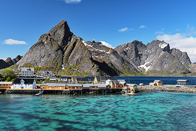 Norwegen, Nordland, Lofoten, Blick auf Sakrisoy mit Klokktinden (863 m) im Hintergrund