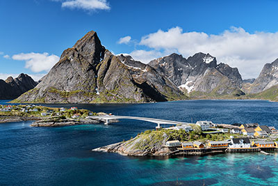 Norwegen, Nordland, Lofoten, Blick auf Sakrisoy mit Klokktinden (863 m) im Hintergrund