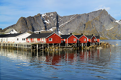 Norwegen, Nordland, Lofoten, Blick von der E10 an der Hamnoy Brücke zu den Hütten im Eliassen Rorbuer Resort