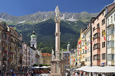 Österreich, Tirol, Österreichische Alpen,Inntal, Annasäule in der Maria-Theresien-Straße mit der Nordkette im Hintergrund