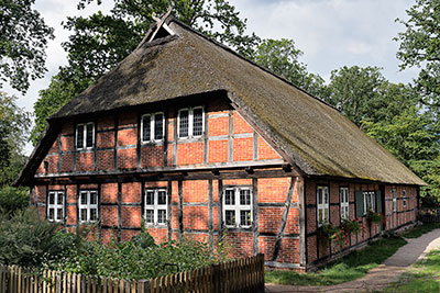 Deutschland, Niedersachsen, Lüneburger Heide, Landestypisches Reetdachhaus beim Gasthaus zum Heidemuseum