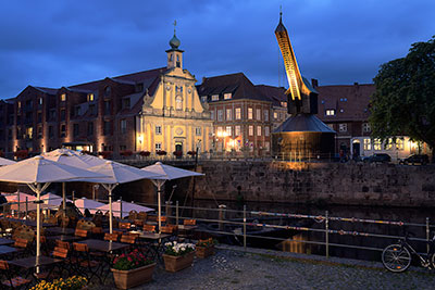 Deutschland, Niedersachsen, Lüneburger Heide, Blaue Stunde am Stintmarkt mit Blick zum Alten Kran