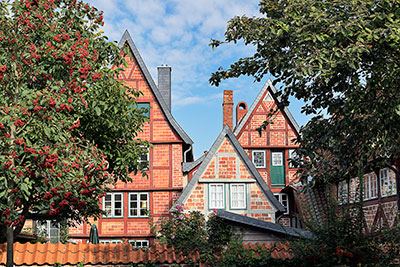 Deutschland, Niedersachsen, Lüneburger Heide, Historische Hausfassaden in der Neuen Straße in der Altstadt
