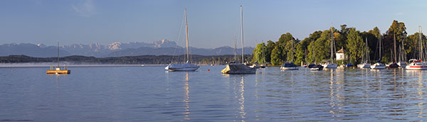 Deutschland, Bayern, München und Umgebung, Morgenstimmung am Starnberger See mit Blick zur Zugspitze