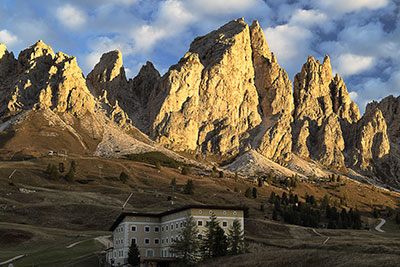 Italien, Trentino-Südtirol, Dolomiten,Grödner Tal, Sonnenaufgang am Grödner Joch mit Blick zu den Cirspitzen