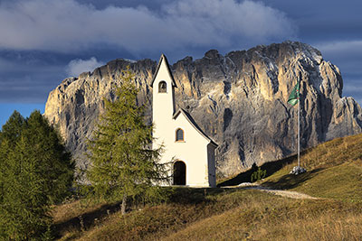 Italien, Trentino-Südtirol, Dolomiten,Grödner Tal, Morgenstimmung am Grödner Joch mit Blick zur Kapelle und dem Langkofel im Hintergrund