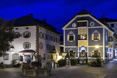 Italien, Trentino-Südtirol, Dolomiten,Grödner Tal, Fußgängerzone Strada Rezia zur blauen Stunde