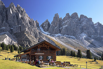 Italien, Trentino-Südtirol, Dolomiten,Villnößtal, Gschnagenhardt Alm (2006 m) mit Geislerspitzen im Hintergrund