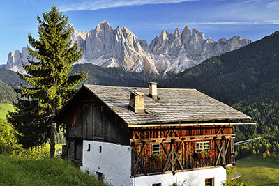 Fotogalerie Italien, Trentino-Südtirol, Dolomiten,Villnößtal, Landestypische Haus mit Geislerspitzen im Hintergrund