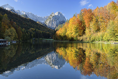 Deutschland, Bayern, Bayerische Alpen,Zugspitzregion, Wasserspiegelung am Rießersee mit Blick zum Waxenstein