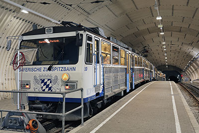 Deutschland, Bayern, Bayerische Alpen,Zugspitzregion, Bayerische Zugspitzbahn am Gletscherbahnhof Zugspitzplatt