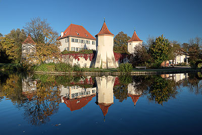Deutschland, Bayern, München und Umgebung, Wasserspiegelung am Schloss Blutenburg zum Sonnenaufgang