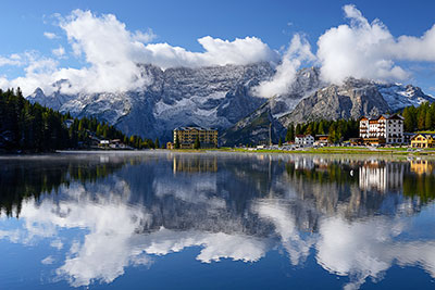 Italien, Veneto, Dolomiten,Dolomiti d'Ampezzo, Wasserspiegelung am Misurinasee mit Sorapisgruppe (3205 m) im Hintergrund