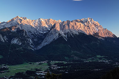 Deutschland, Bayern, Bayerische Alpen,Zugspitzregion, Oberhalb der Hütte St. Martin am Kramerplateau mit Blick zur Zugspitze